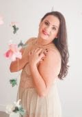 A mostra tem seis painéis fotográficos de mulheres que enfrentam o câncer de mama