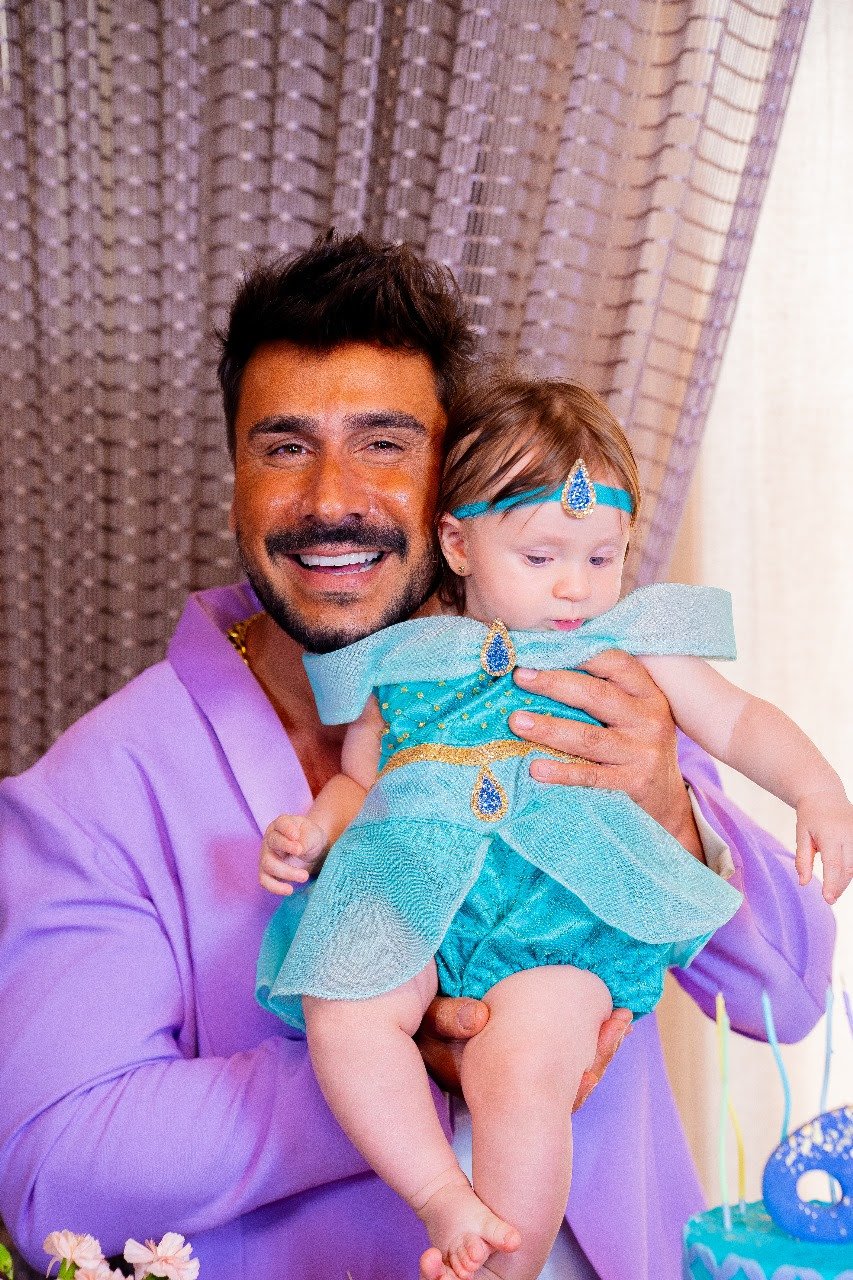 Julio Rocha celebra mesversário da caçula e semelhança com o ator chama atenção dos internautas - imagem 8