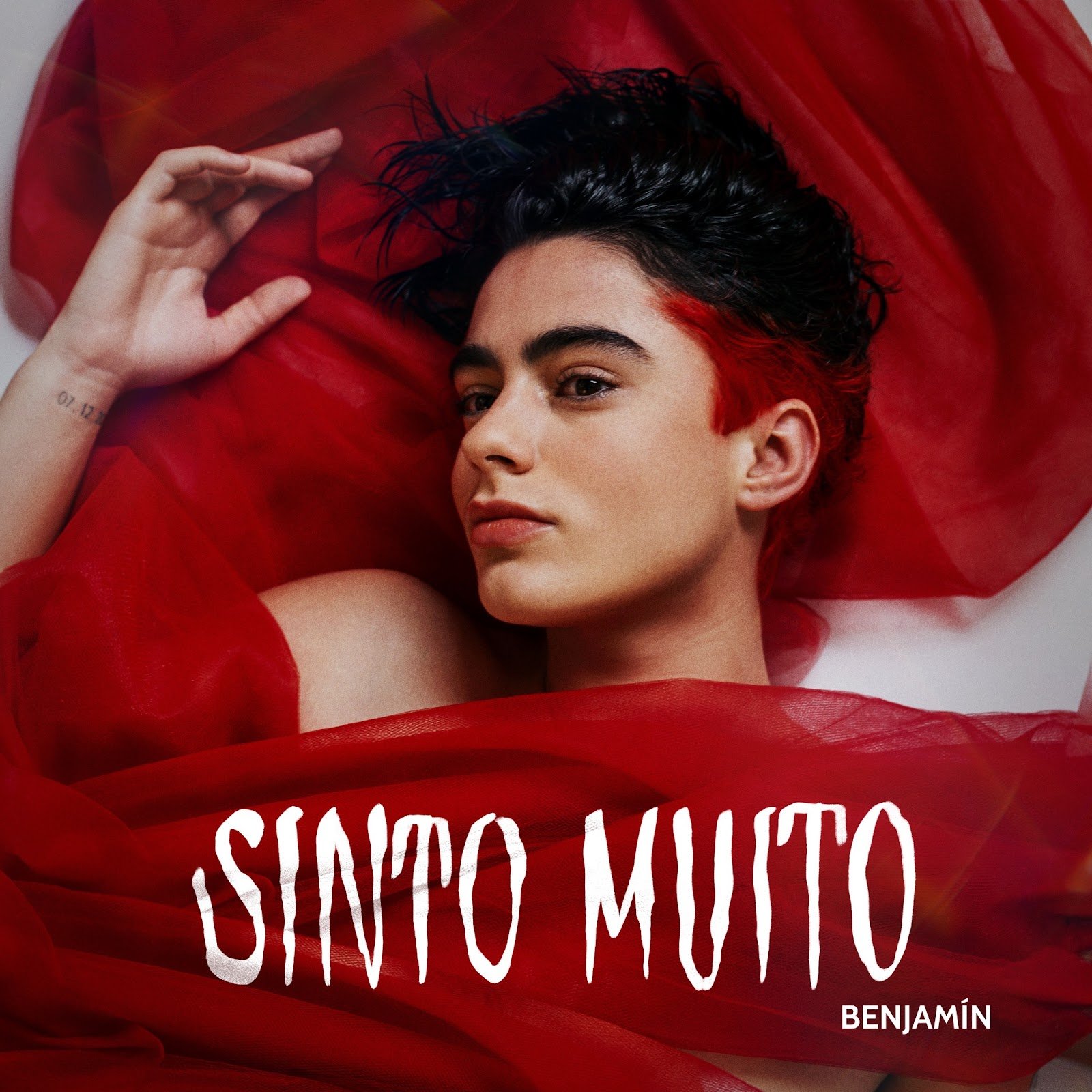 Protagonista de nova série da HBO Max, BENJAMÍN retorna à cena musical e lança single: "sinto muito"