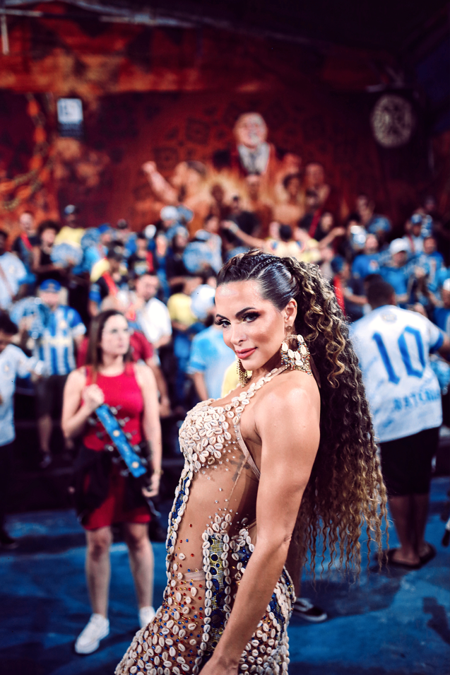 Rainha de Bateria Carla Prata esbanja simpatia e muito samba no pé em noite chuvosa na capital paulista