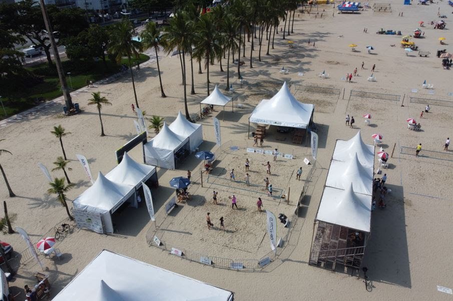 Santos Open Beach Tennis Outubro Rosa reúne mais de 200 mulheres na praia do Gonzaga, em Santos