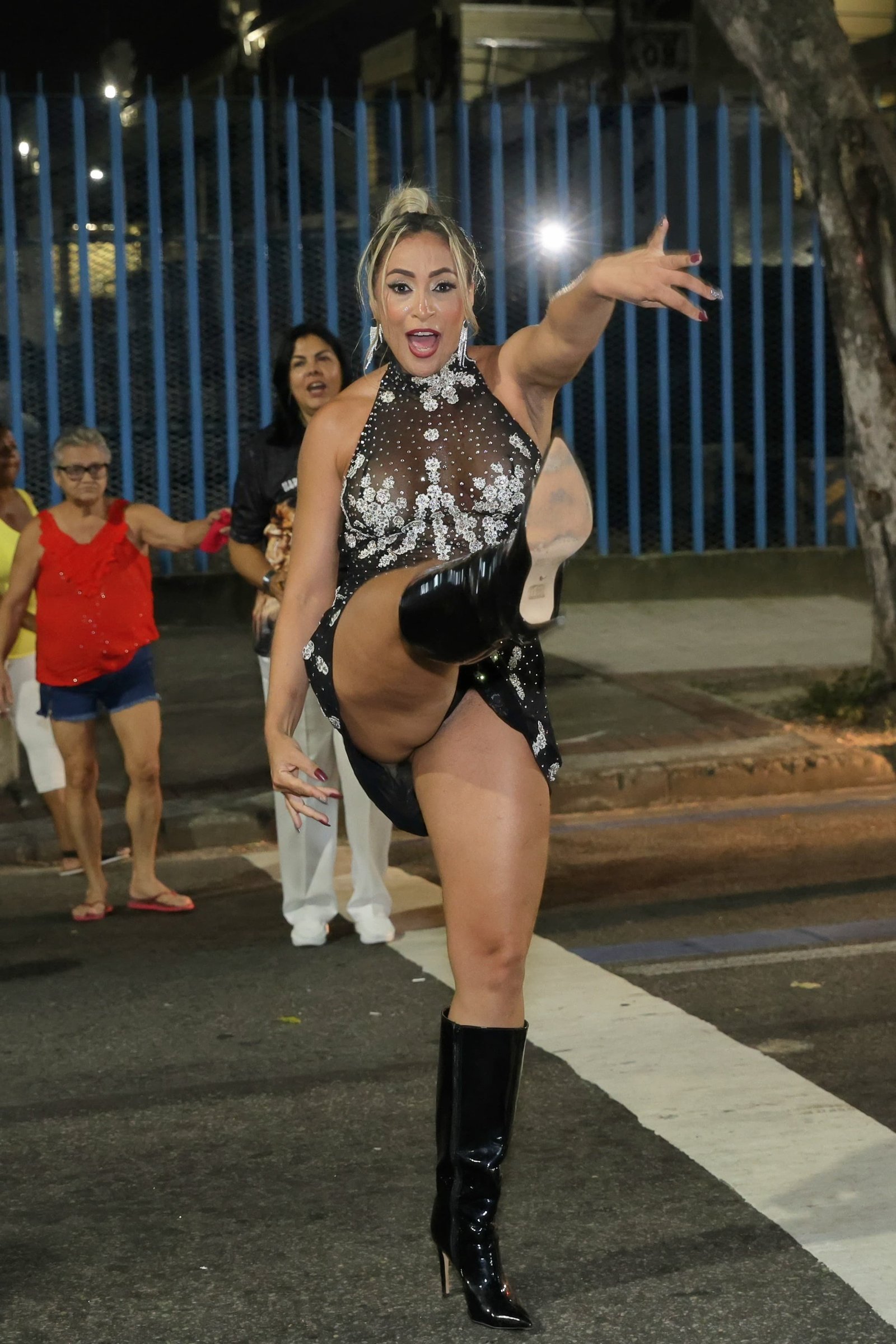 Musa da Estácio, Alessandra Mattos aposta em look transparente para ensaio de rua e avisa: "Quero voltar a - imagem 5