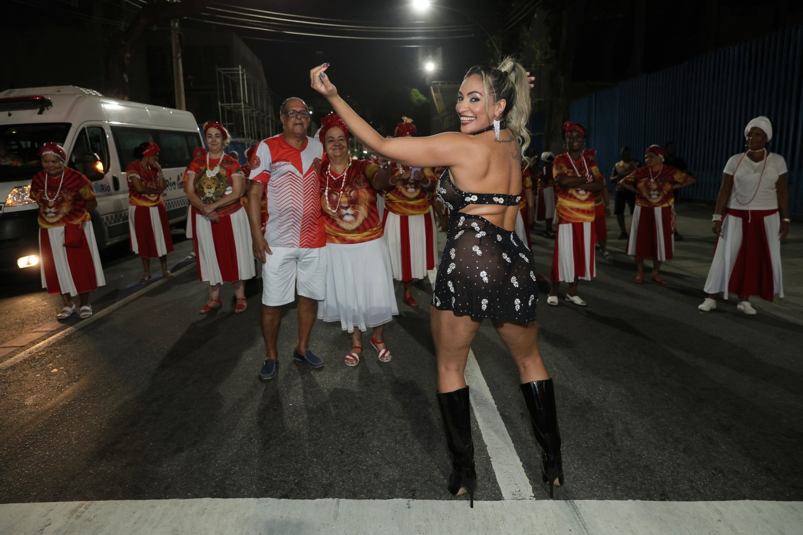 Musa da Estácio, Alessandra Mattos aposta em look transparente para ensaio de rua e avisa: "Quero voltar a - imagem 8