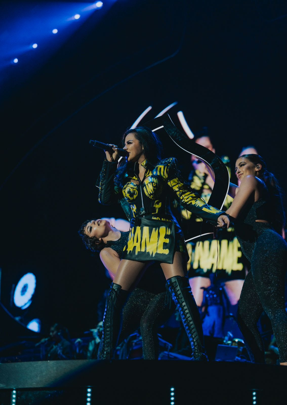 Os novos looks de Maite Perroni na Soy Rebelde Tour