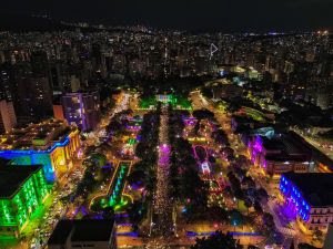 Projeto Luzes de Natal colore a Praça da Liberdade, em Belo Horizonte