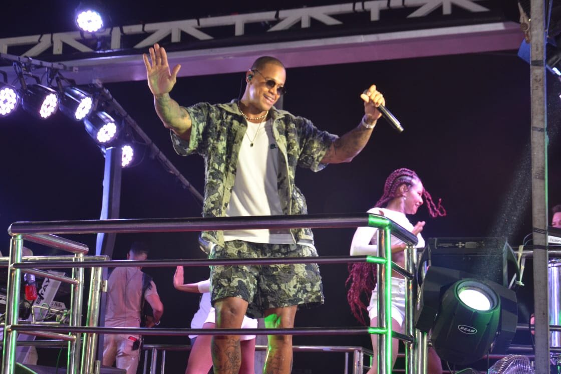 Gloria Groove, Léo Santana e Tomate agitam a primeira noite do CaboFolia 2024