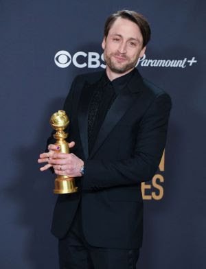 Kieran Culkin usa TAG Heuer Carrera Glassbox no Globo de Ouro