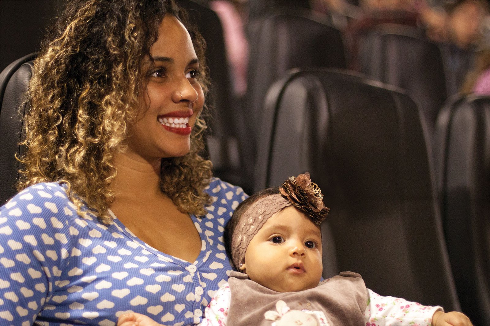 Shoppings em São Paulo oferecem sessões CineMaterna para mães, pais e bebês.