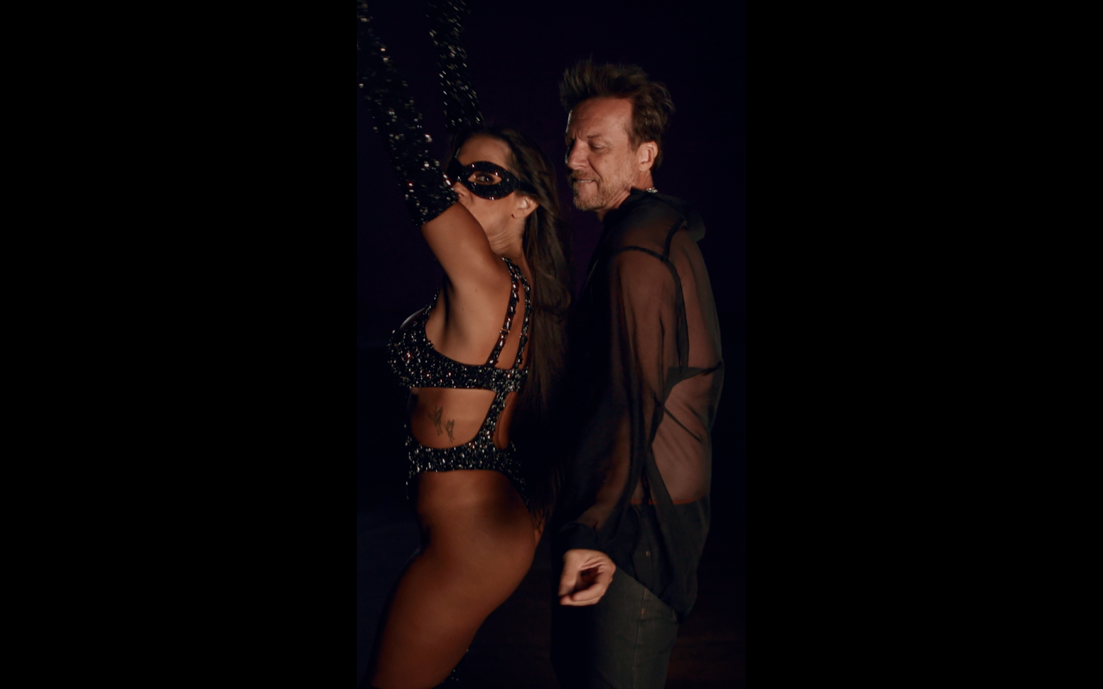 Deborah Secco e Vinny revivem sucesso dos anos 2000 com regravação de "Uh! Tiazinha