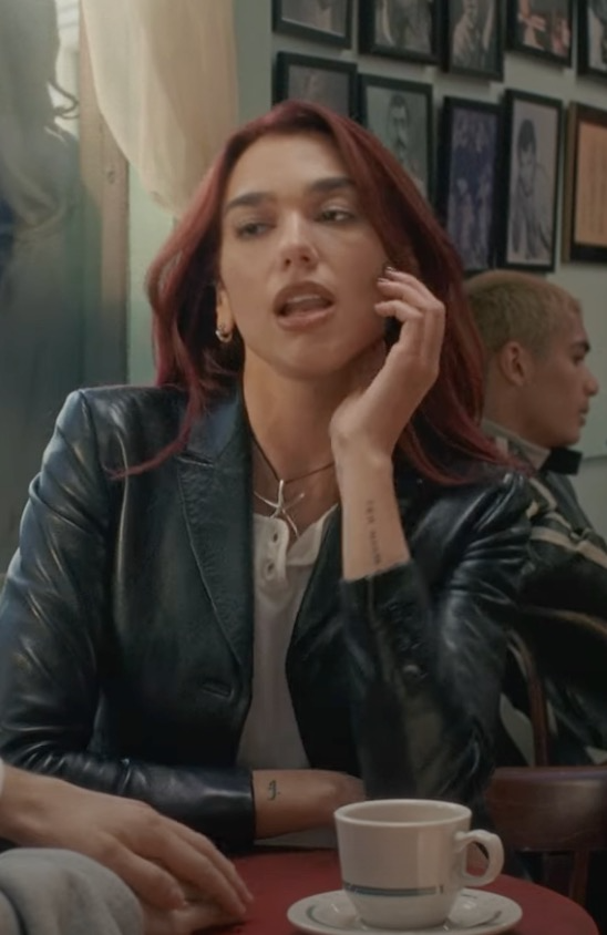 DUA LIPA USA TIFFANY & CO. NO VIDEOCLIPE DE "TRAINING SEASON" - imagem 2