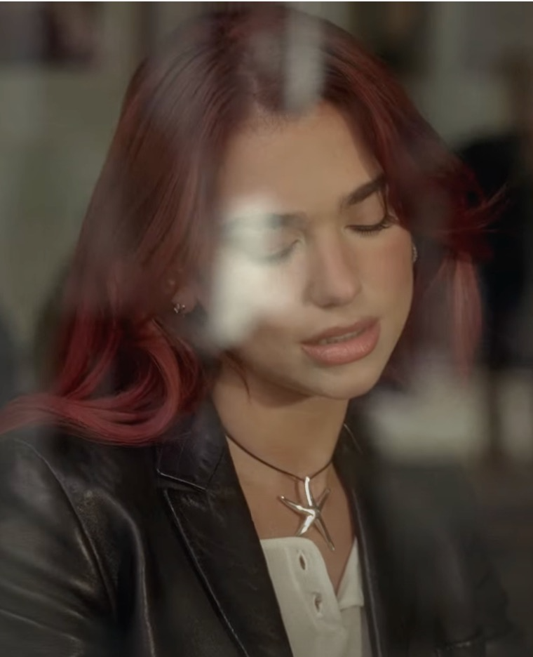 DUA LIPA USA TIFFANY & CO. NO VIDEOCLIPE DE "TRAINING SEASON" - imagem 3
