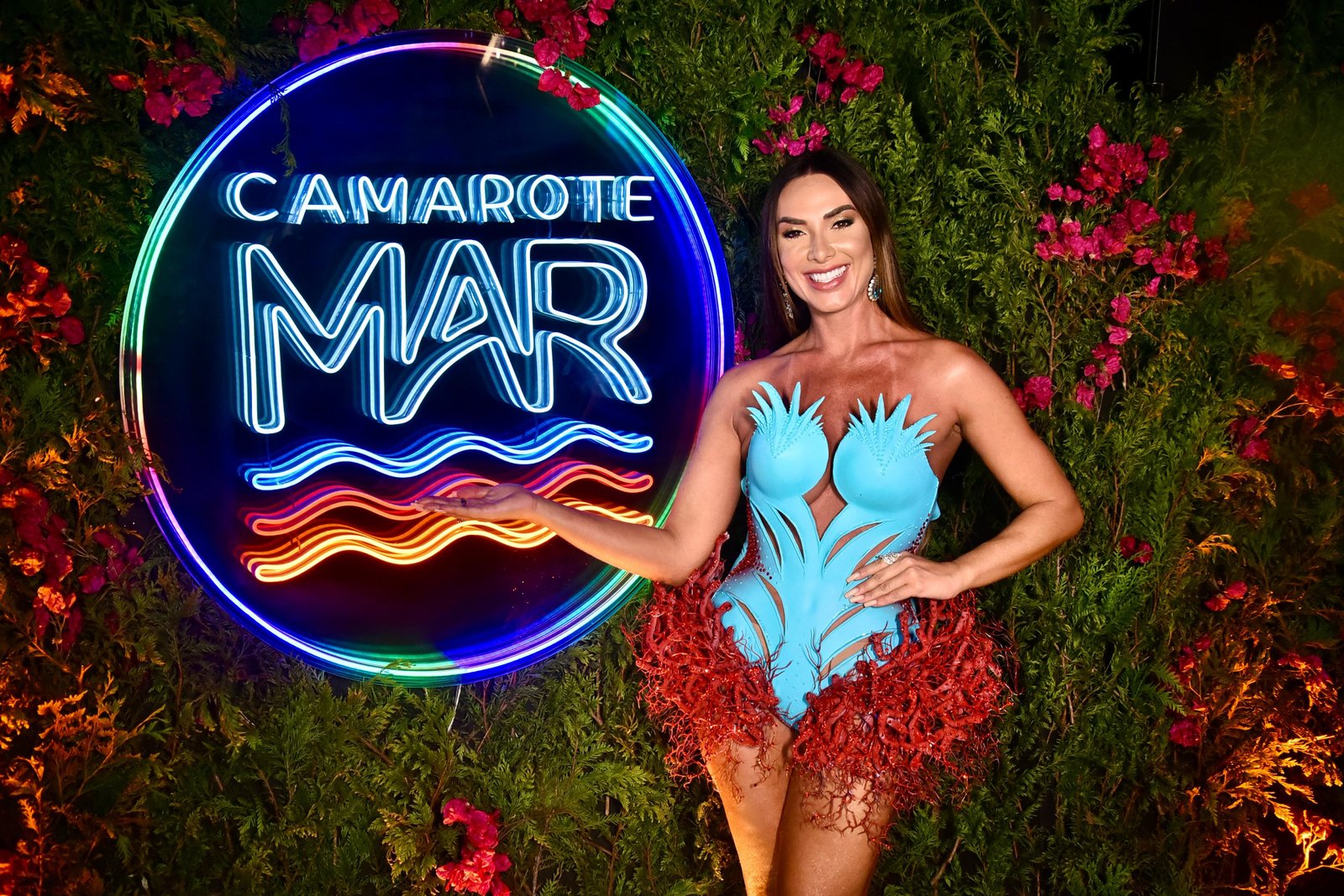 Embaixadora do Camarote Mar, Nicole Bahls revela segredo para não perder o pique no carnaval: “Evito comer