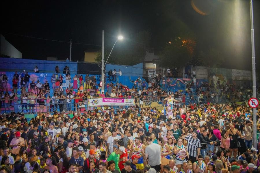 Mais de cinco mil pessoas participam do Bloco do Zé Pereira, na Passarela do Samba - imagem 2