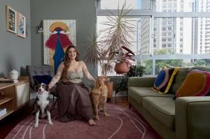Símbolos tatuados na pele de Manuela Xavier estão presentes no apartamento da influencer, que mostra seu lar