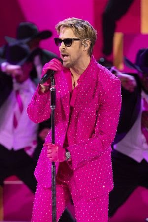 Ryan Gosling rouba a cena no Oscar 2024 com apresentação da canção "I'm Just Ken" usando TAG Heuer Carrera