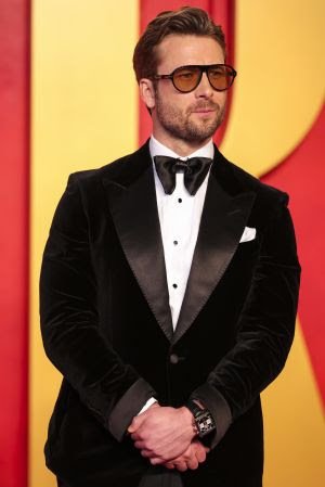Ryan Gosling rouba a cena no Oscar 2024 com apresentação da canção "I'm Just Ken" usando TAG Heuer Carrera - imagem 5