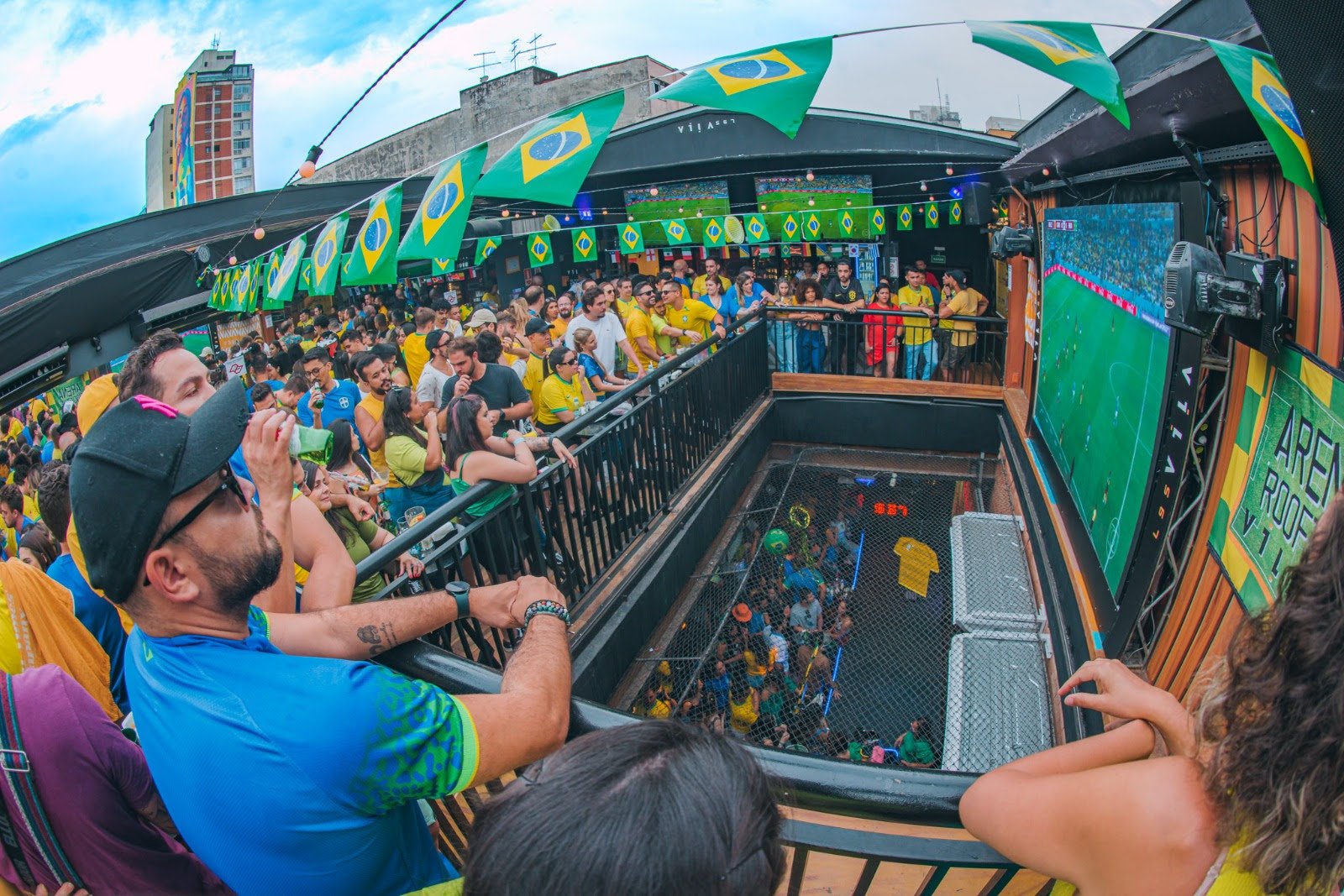 BARES DA VILA MADALENA OFERECEM MEGA ESTRUTURA COM TELÕES PARA TRANSMISSÃO DA PARTIDA FINAL DA CHAMPIONS - imagem 4