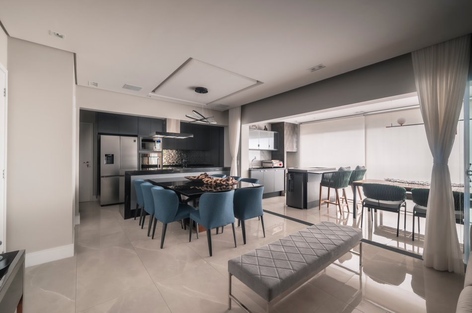 Base sóbria, destaques cromáticos e materiais nobres definem apartamento de 127 m2