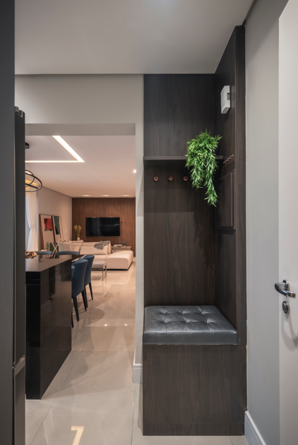Base sóbria, destaques cromáticos e materiais nobres definem apartamento de 127 m2 - imagem 2