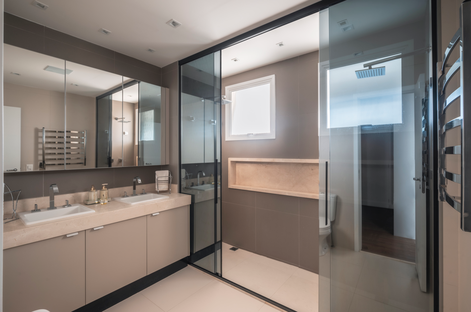 Base sóbria, destaques cromáticos e materiais nobres definem apartamento de 127 m2 - imagem 13