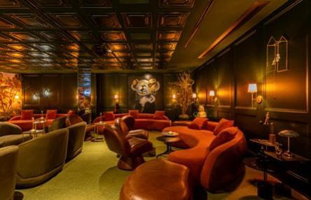 Rafa Zampini convida para uma pausa na agitação moderna ao criar o bar speakeasy Adorado, surpresa da CASACOR