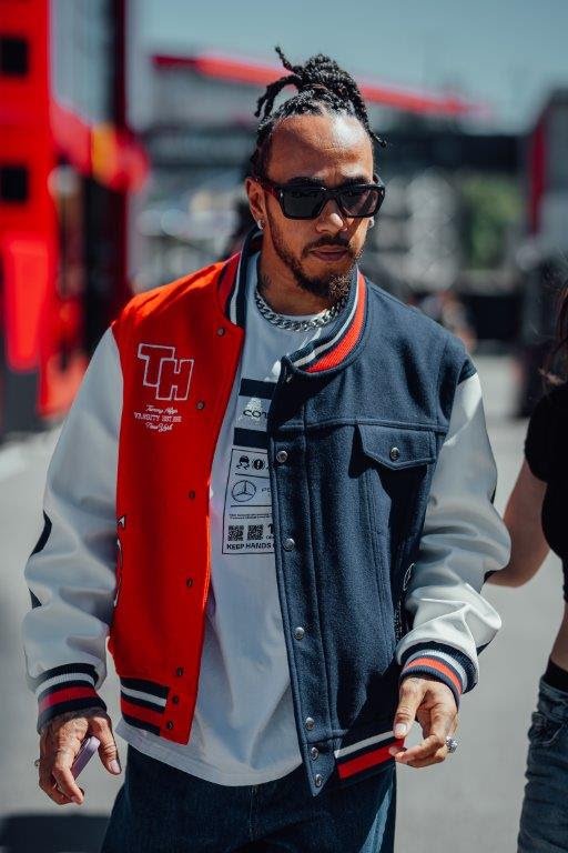 Lewis Hamilton, George Russell, Mick Schumacker e Doriane Pin vestiram Tommy Hilfiger durante o Grand Prix do