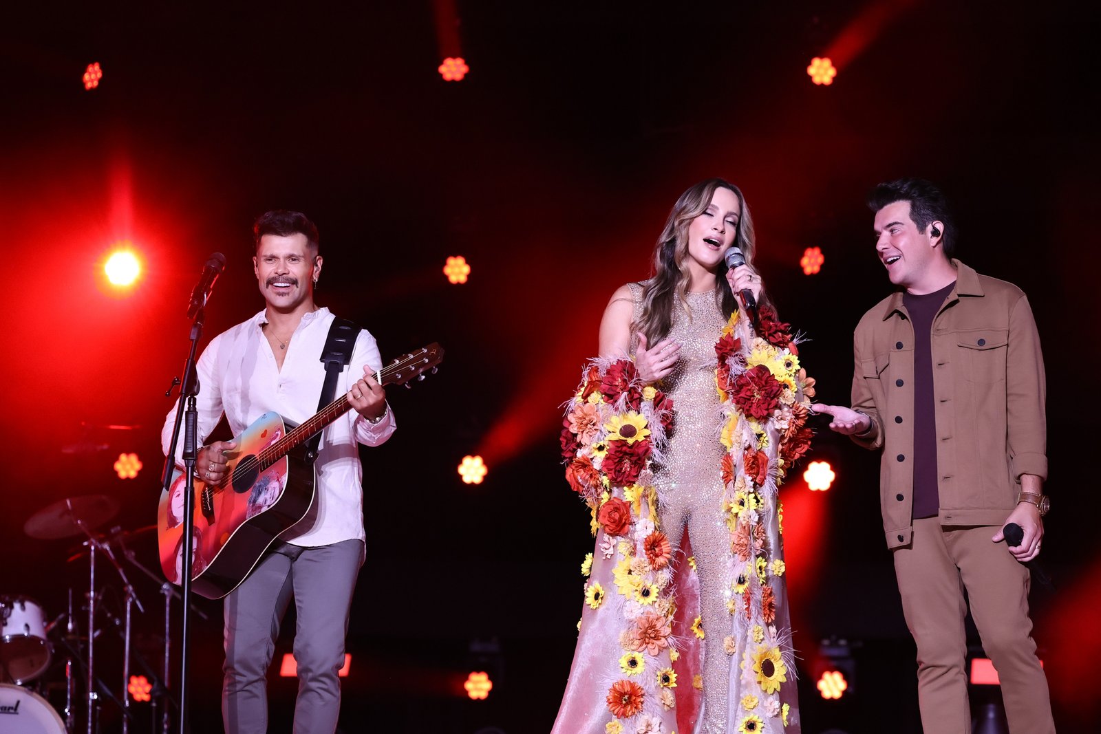CLAUDIA LEITTE SE JOGA NA SOFRÊNCIA EM NOVO SINGLE COM A DUPLA MARCOS E BELUTTI