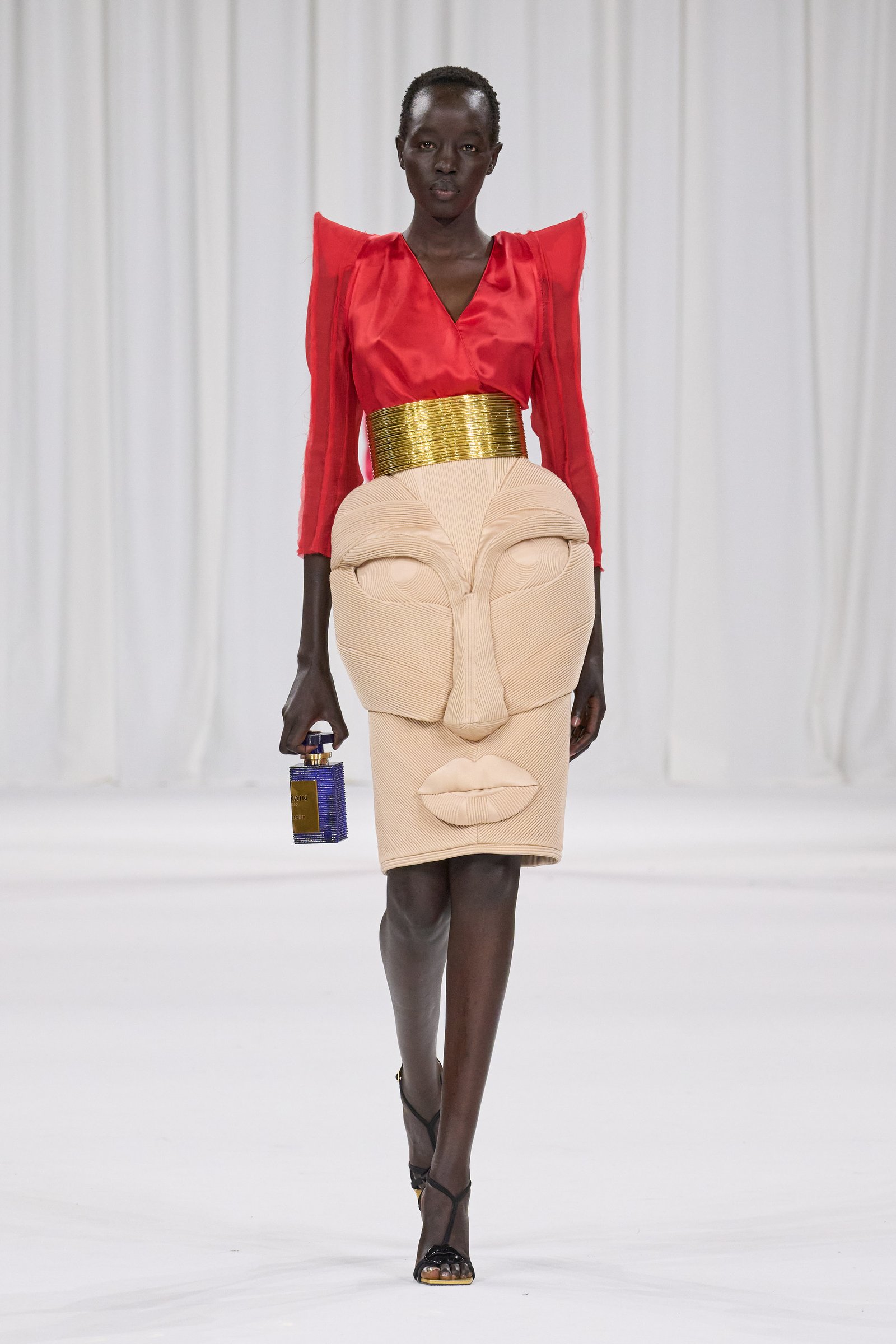 Balmain reverencia os códigos da marca em seu verão 2025
