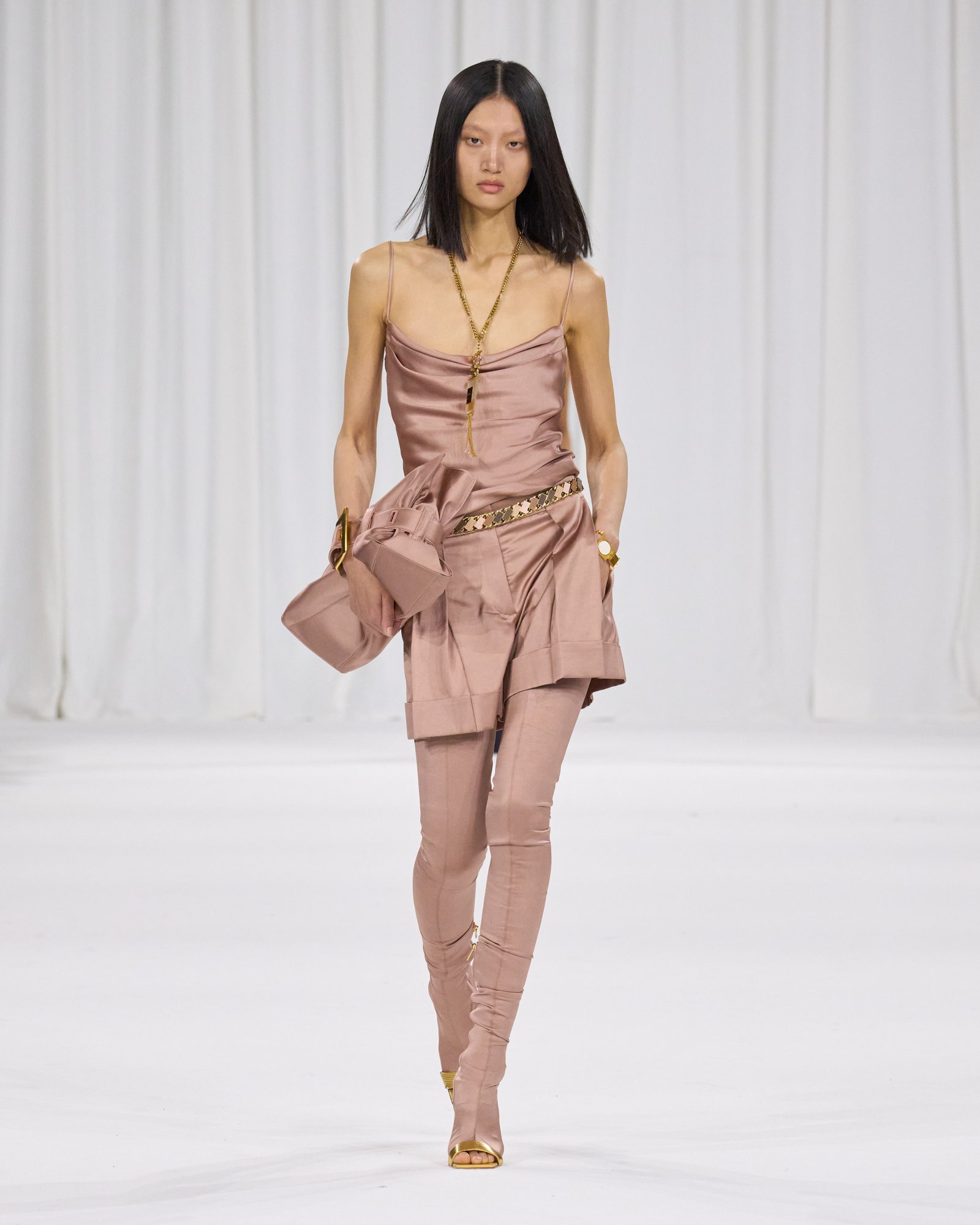 Balmain reverencia os códigos da marca em seu verão 2025 - imagem 3