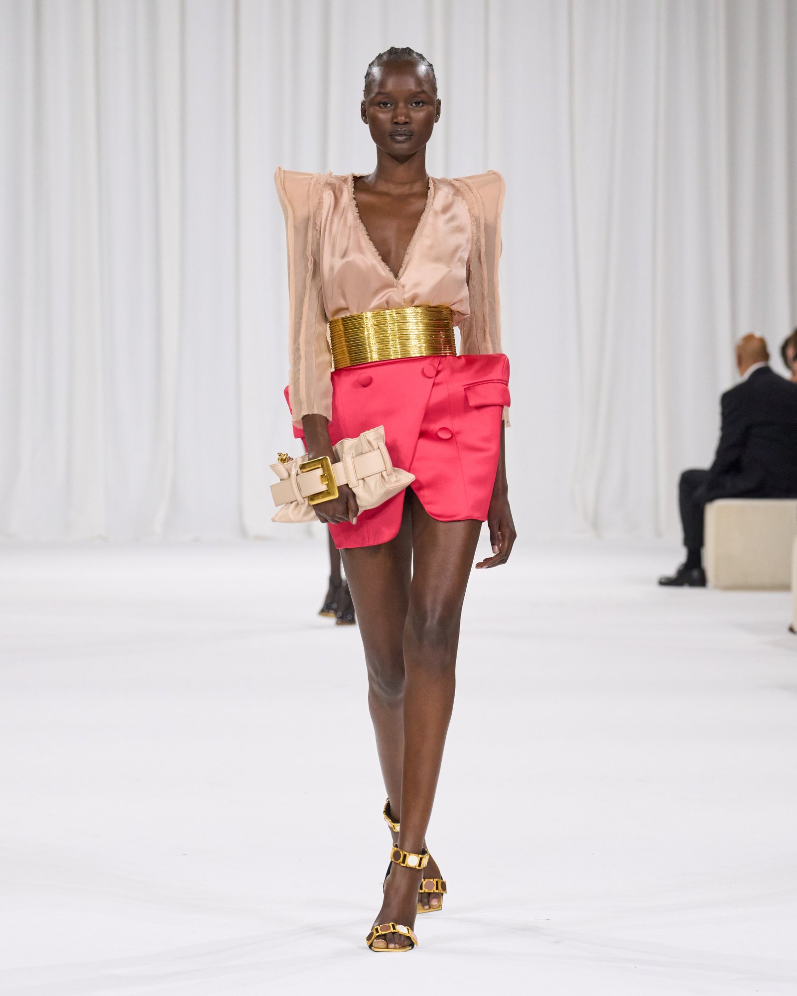 Balmain reverencia os códigos da marca em seu verão 2025 - imagem 4