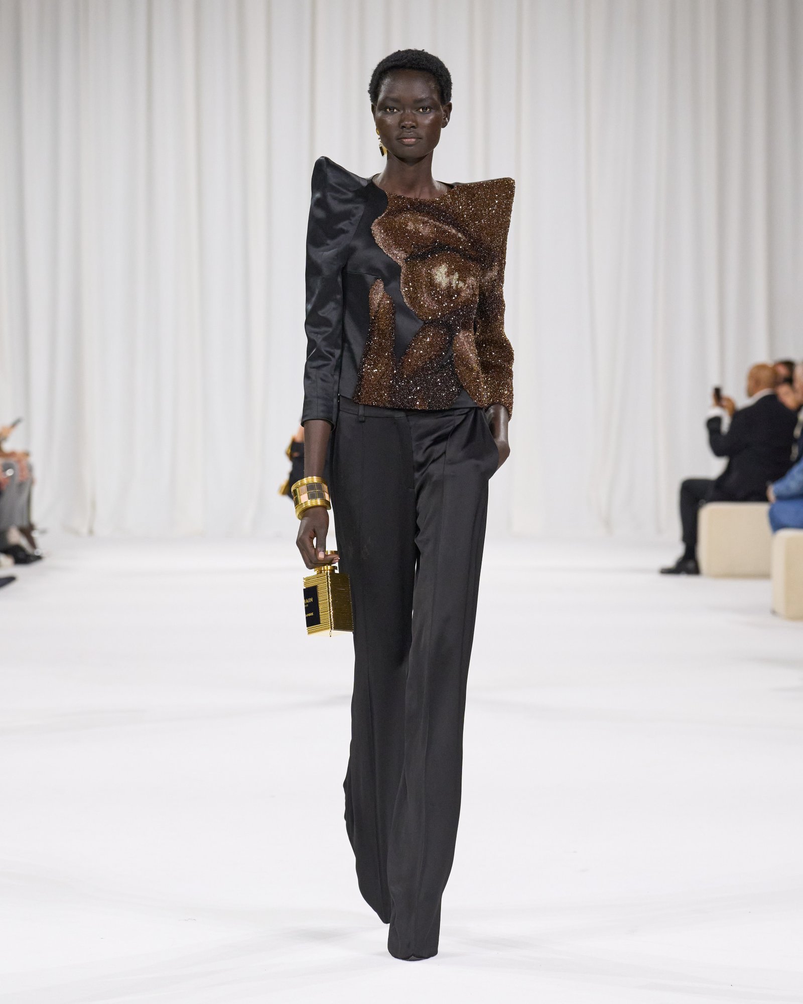 Balmain reverencia os códigos da marca em seu verão 2025 - imagem 6