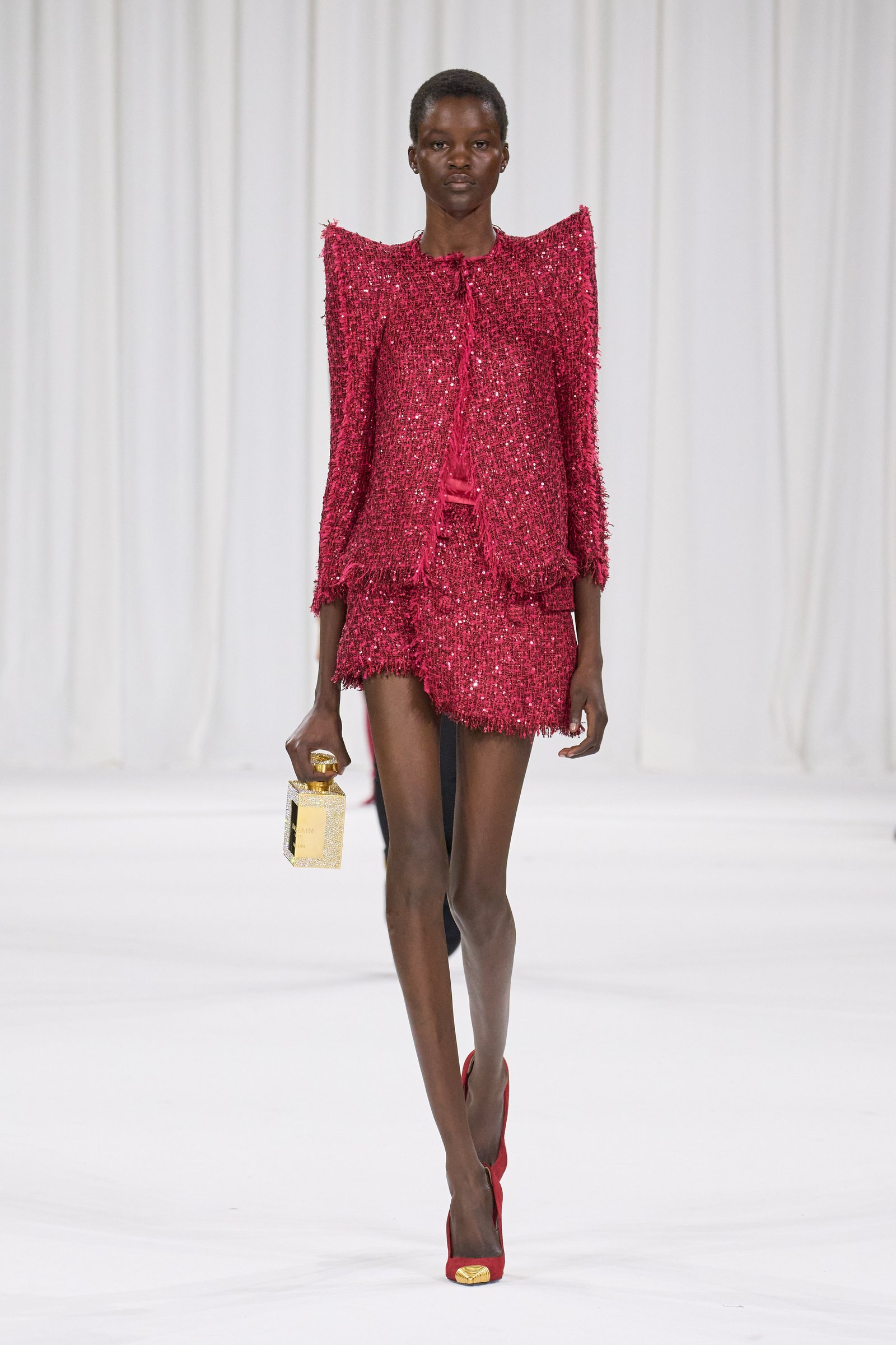Balmain reverencia os códigos da marca em seu verão 2025 - imagem 7