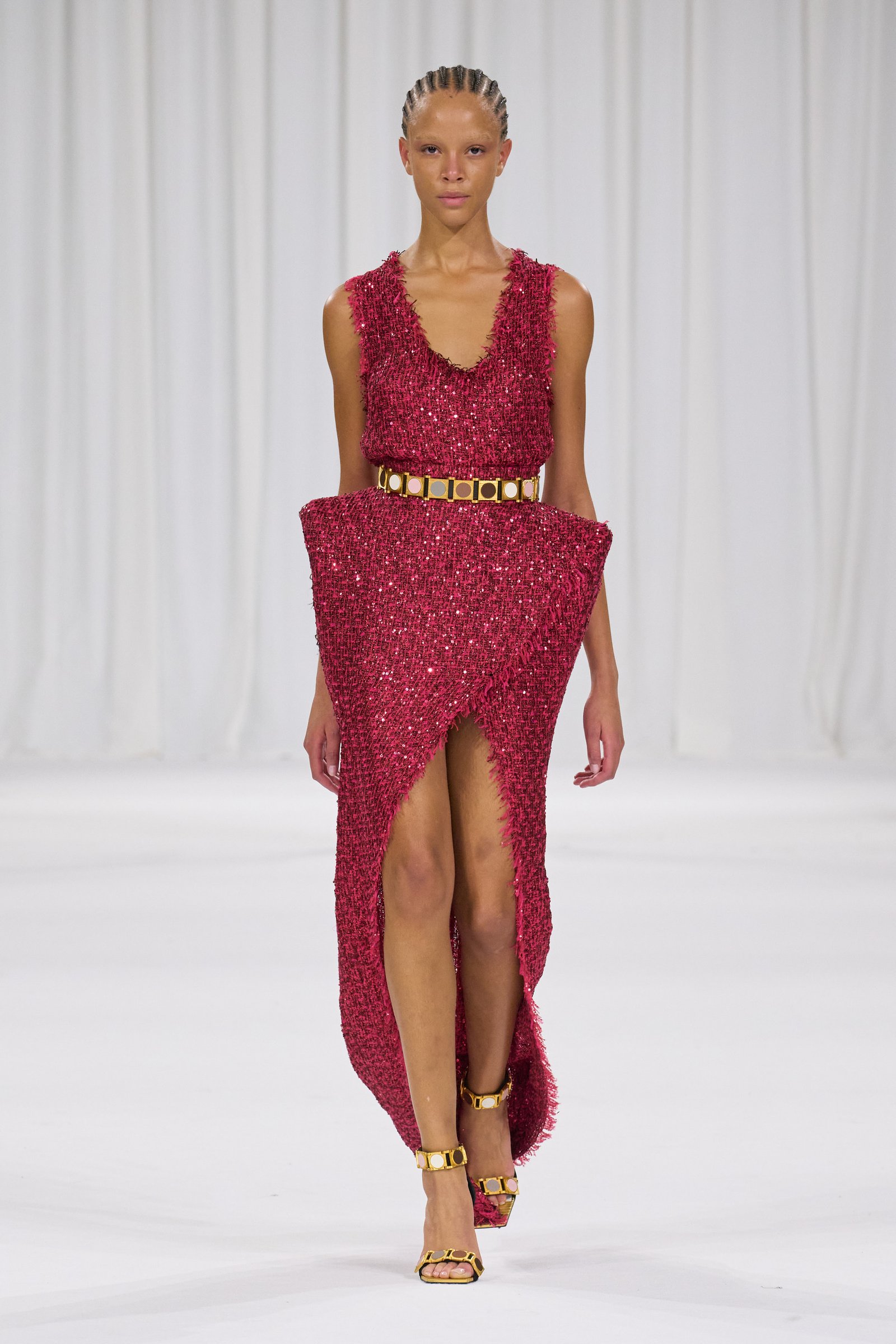 Balmain reverencia os códigos da marca em seu verão 2025 - imagem 8
