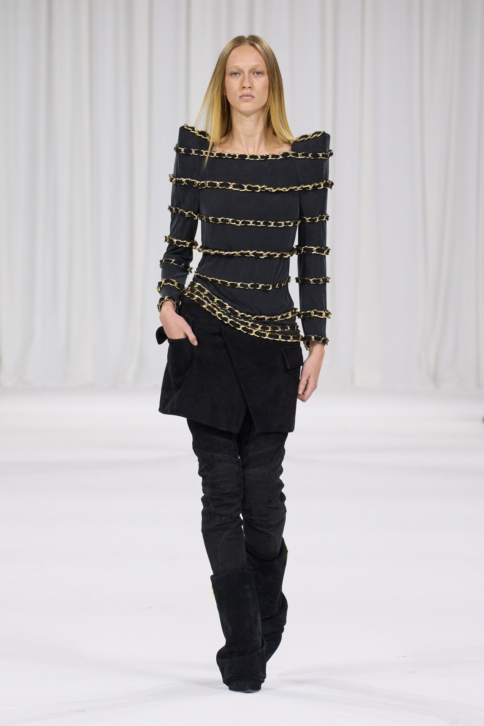 Balmain reverencia os códigos da marca em seu verão 2025 - imagem 9