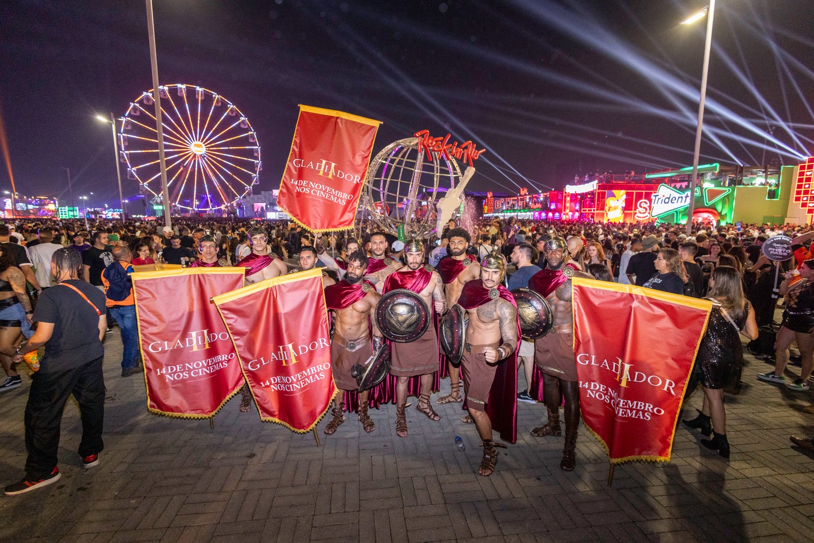 Paramount Pictures marca presença no Rock in Rio 2024 com time de gladiadores circulando no festival