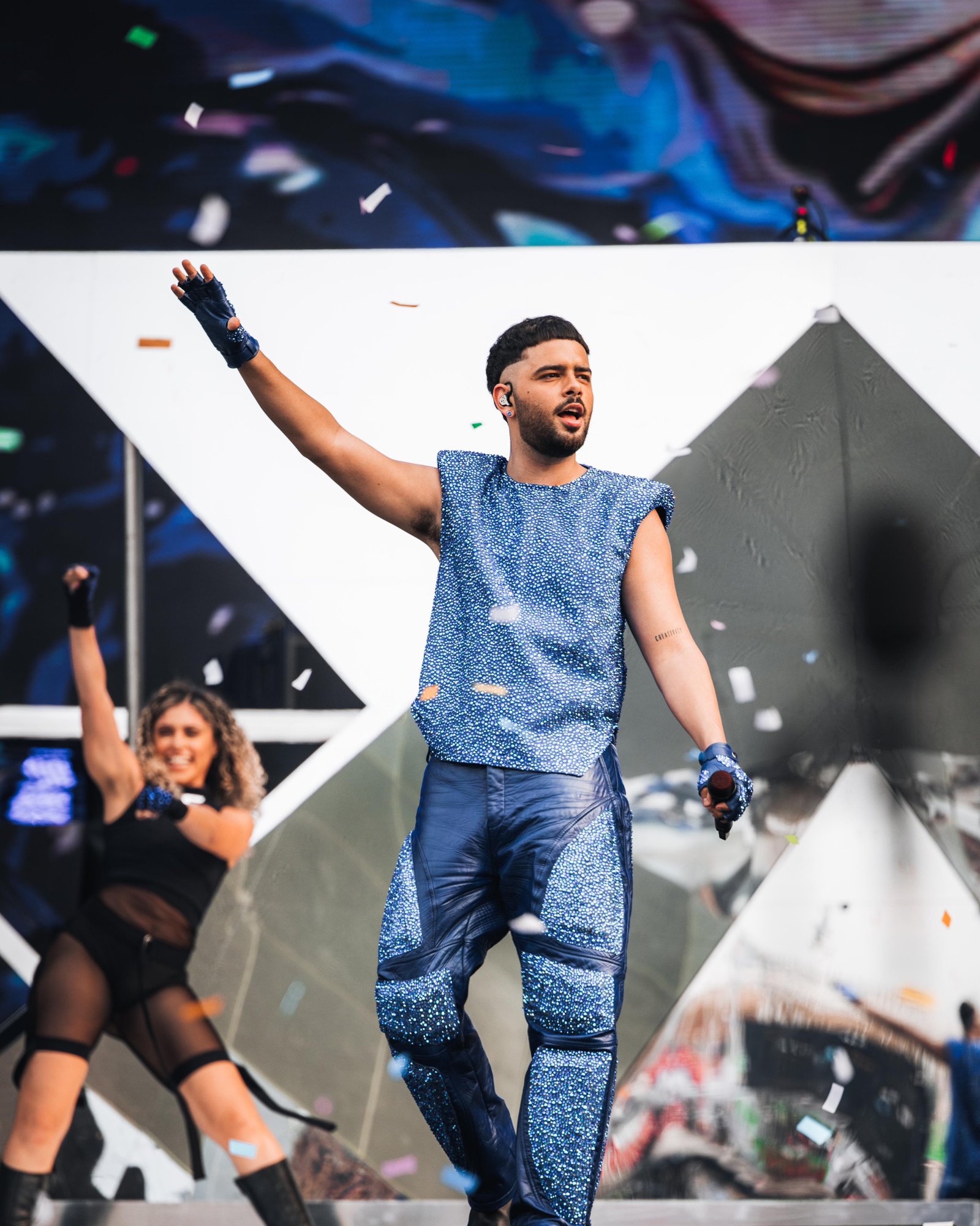 ROCK IN RIO 2024: PEDRO SAMPAIO SE APRESENTA COM CENÁRIO ESPELHADO E QUE USA LUZ DO SOL