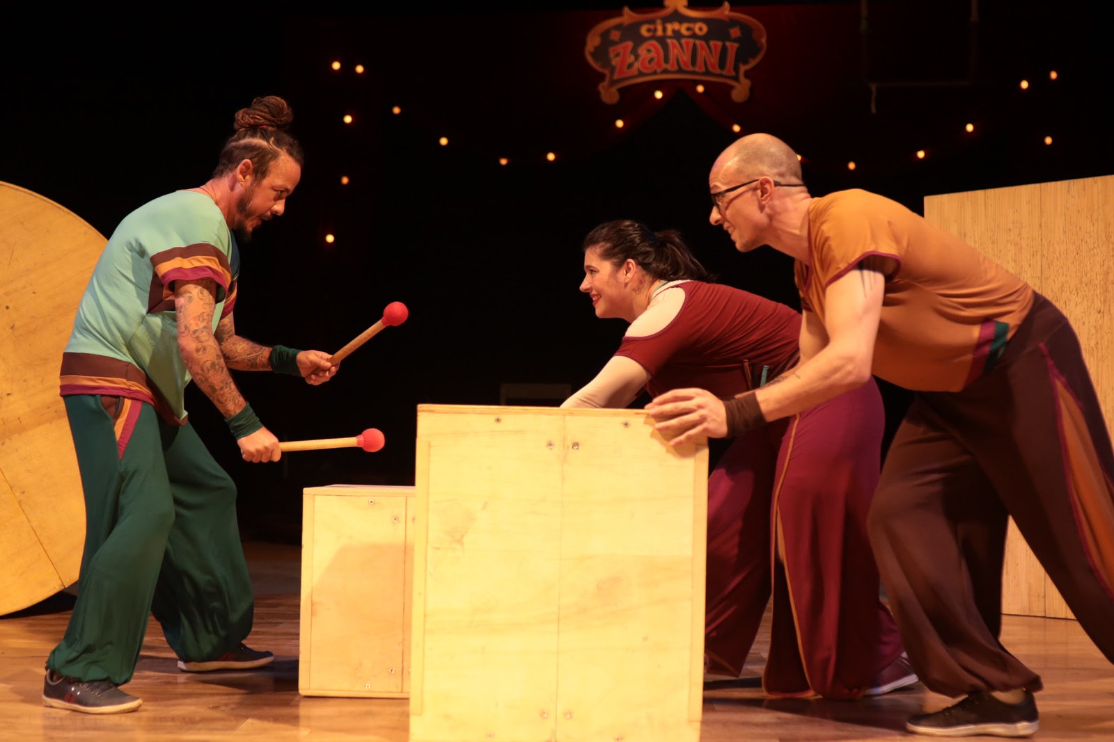 Cia. Casca de Noz traz espetáculode acrobacias, malabarismos e percussão