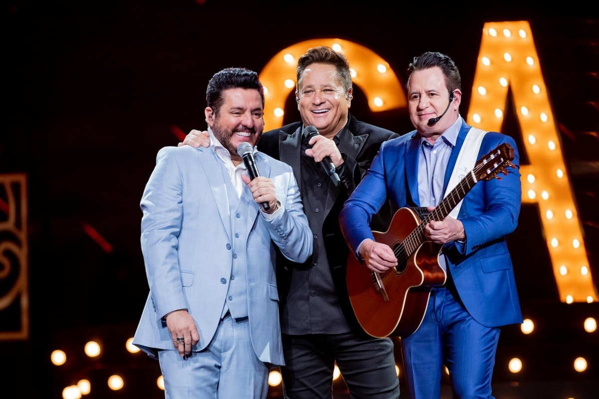 Leonardo e Bruno & Marrone encerram ano com tour "Cabaré" na Vibra São Paulo