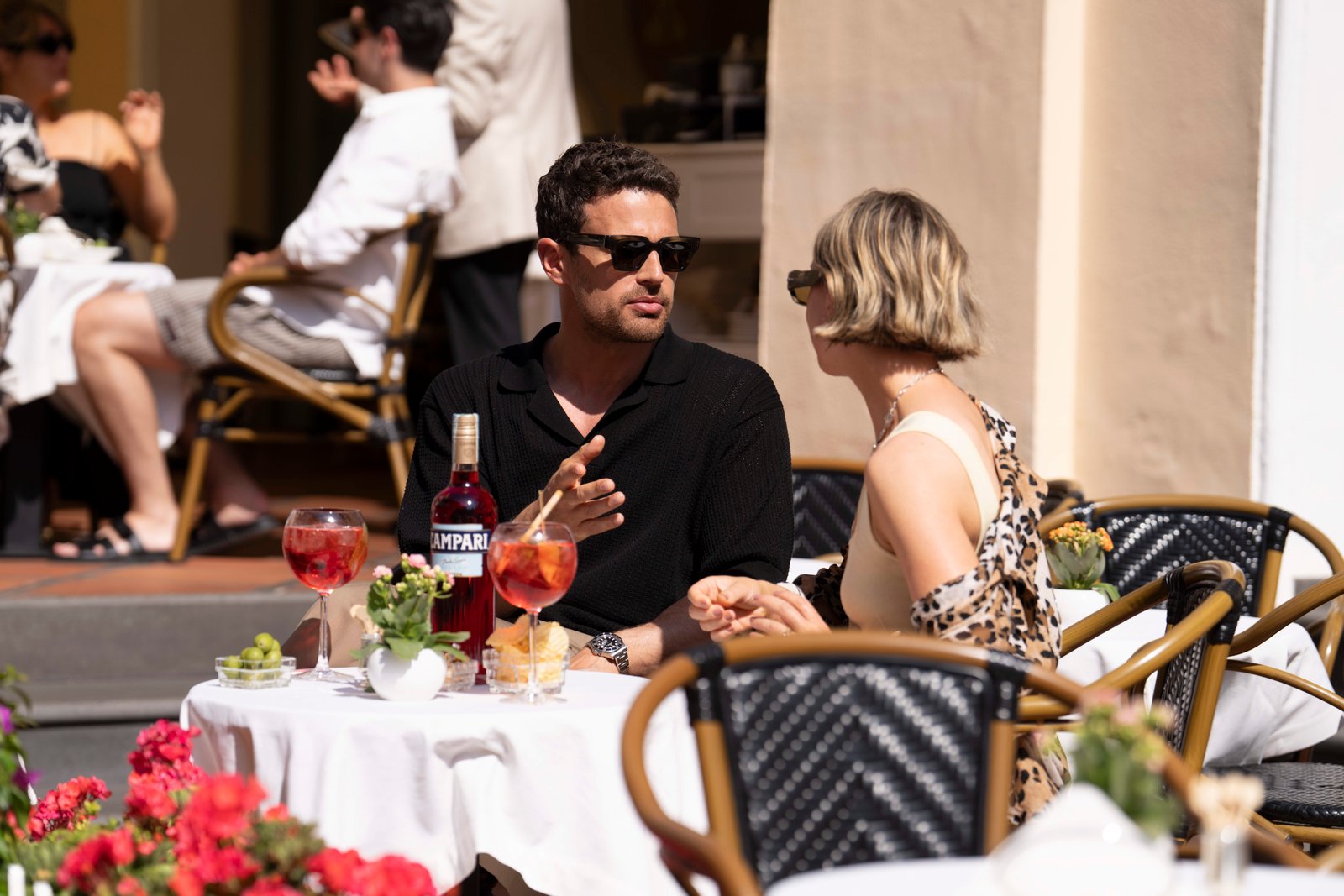 Theo James é visto aproveitando o verão europeu com Campari Spritz na mão e a esposa ao lado - imagem 2